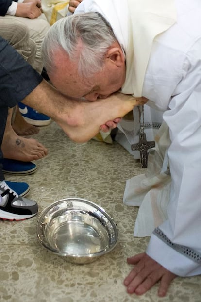 El papa Francisco lava los pies a varios jóvenes en la misa de Jueves Santo.