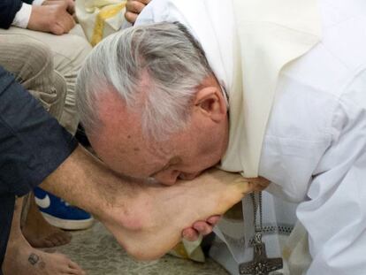 El papa Francisco lava los pies a varios jóvenes en la misa de Jueves Santo.