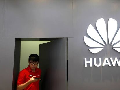 Funcionário da Huawei em uma loja da empresa em Bangkok.