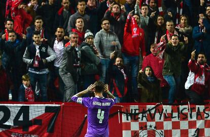 Sergio Ramos hace un gesto a la grada cuyo cierre ha pedido Competición.
