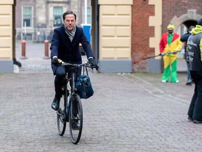 Mark Rutte llega en bicicleta a un Consejo de Ministros, en 2020 en La Haya.