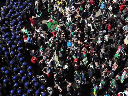 Antidisturbios tratan de frenar a los manifestantes en Argel.