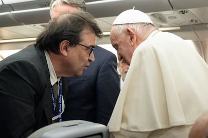 El papa Francisco y el escritor, durante el vuelo de Mongolia a Roma.