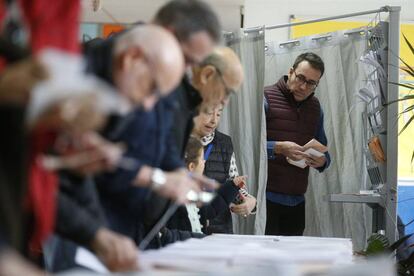 Ambiente electoral en el colegio Pinar del Rey, en Madrid.