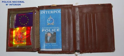 Cartera de uno de los detenidos, con documentación falsa de la Interpol.