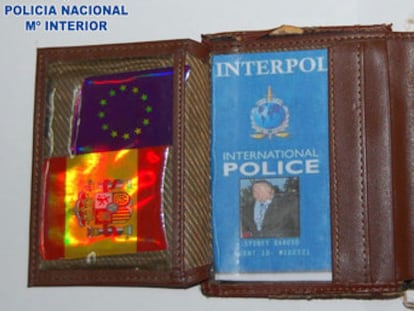 Cartera de uno de los detenidos, con documentación falsa de la Interpol.