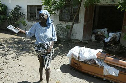 Una mujer haitiana llora a la salida de la morgue en Gonaives, en el noreste del país.