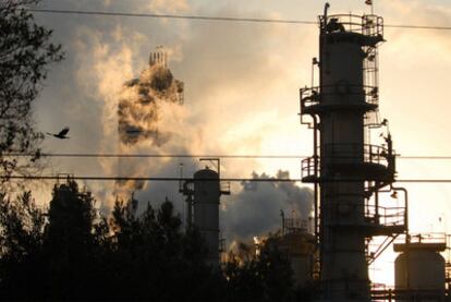 Emisiones contaminantes en una refinería en Torrance (California).
