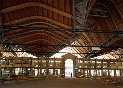 La nave principal del nuevo mercado de Santa Caterina, con la impresionante cubierta ondulada diseñada por Miralles y Tagliabue. / JOAN GUERRERO