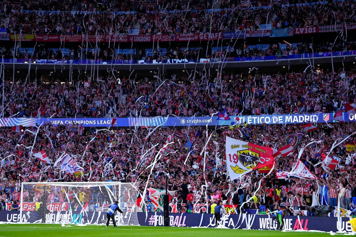 La afición del Atlético de Madrid recibe al equipo con rollos de papel higiénico en el Metropolitano