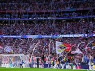 El momento en el que la afición del Atlético lanza serpentinas hechas con papel higiénico desde las gradas antes del partido frente al Arsenal.