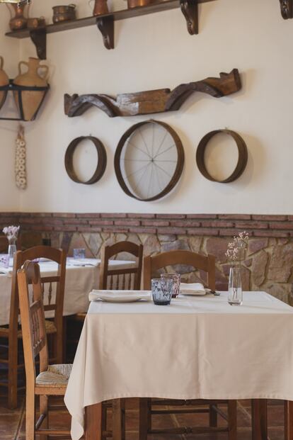 Cocina tradicional con criterios de alta cocina y un licor de fórmula secreta esperan en este restaurante de Alcalá del Valle. <br><br> <a href="https://elviajero.elpais.com/elviajero/2021/12/16/actualidad/1639656363_940821.html" target="_blank"><b>Lee la crítica: 'Mesón Sabor Andaluz, el sabroso universo vegetal de la sierra de Cádiz'</b></a>