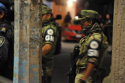 Agentes de la Guardia Nacional resguardan la escena de un crimen este fin de semana en Iztapalapa.