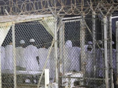 Presos musulmanes rezan en el Campo 4 de la base estadounidense de Guant&aacute;namo.