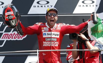 Danilo Petrucci celebra el triunfo en el podio de Mugello.