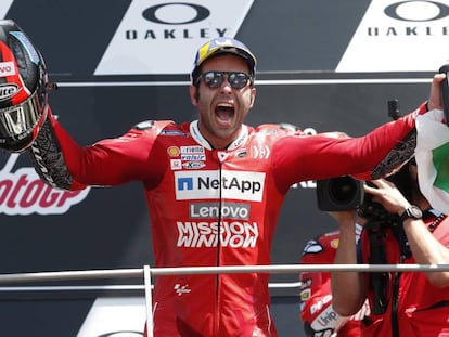 Danilo Petrucci celebra el triunfo en el podio de Mugello.