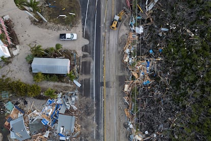 Una excavadora retira escombros de una carretera tras el paso del huracán Milton, esta mañana en Matlacha, Florida.