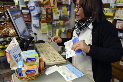 La empleada de una farmacia de Montevideo vende dos bolsas de cannabis.