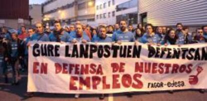 Los trabajadores de la plantilla de Edesa en Basauri durante una manifestaci&oacute;n