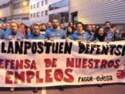 Los trabajadores de la plantilla de Edesa en Basauri durante una manifestaci&oacute;n