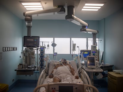Un paciente con covid-19 intubado, en terapia intensiva en un hospital en Santiago, en 2021.