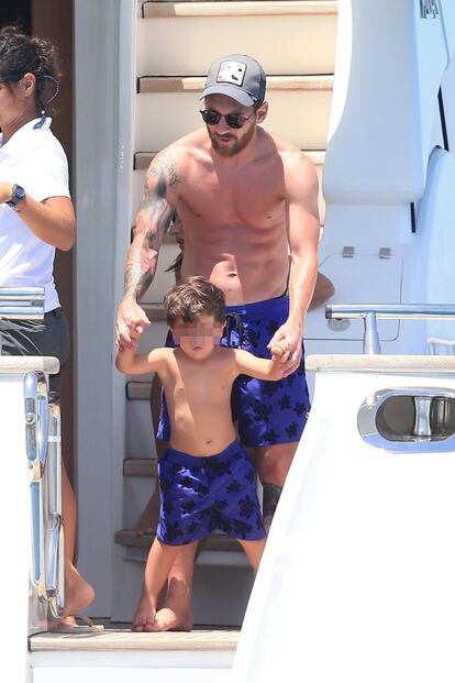 Messi, con su hijo mayor. El más pequeño permaneció en el interior del barco ya que todavía no tiene un año.