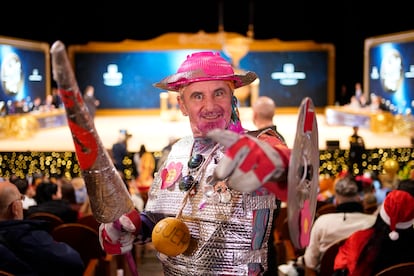 Un hombre con un colador rosa y una naranja dice ser Don Quijote en el Teatro Real en Madrid