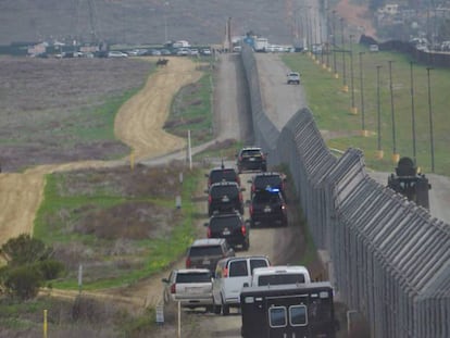 La caravana en la que viajaba Donald Trump, el pasado 13 de marzo junto a la frontera con México. 