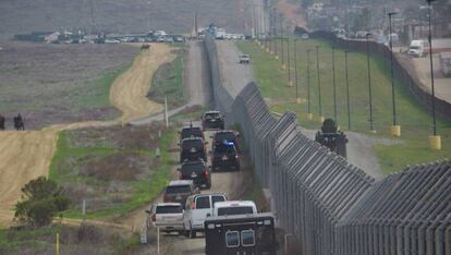 La caravana en la que viajaba Donald Trump, el pasado 13 de marzo junto a la frontera con México. 