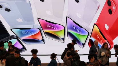 Clientes de Apple en la tienda de la Quinta Avenida de Nueva York.