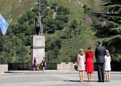 Los reyes Felipe y Letizia, junto a la princesa Leonor y la infanta Sofía, tras realizar una ofrenda floral ante la estatua de Don Pelayo para conmemorar los 13 siglos transcurridos desde la fundación del Reino de Asturias.