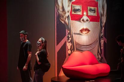 Adrià y Helena visitan la exposición sobre surrealismo de CaixaForum Barcelona el primer día de reapertura de todos los centros de La Caixa.