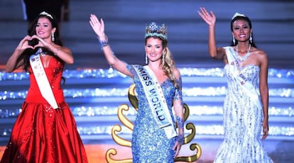 Mireia Lalaguna (center) wearing her new crown.