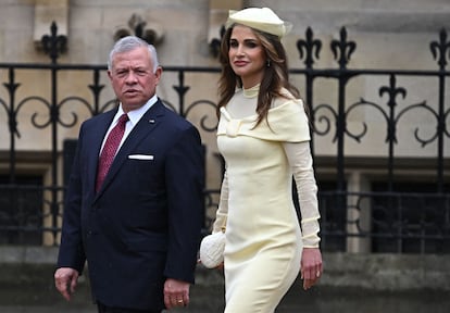 Abdala de Jordania y la reina Rania llegan a la abadía de Westminster para asistir a la coronación de Carlos III. 