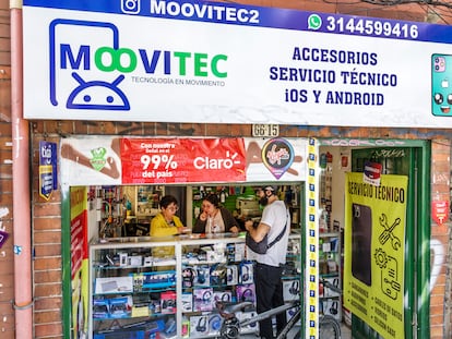 Una tienda donde se venden accesorios y se presta servicio técnico para telefonía móvil, en Bogotá.