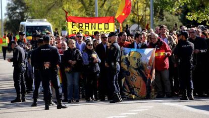 Un grupo de personas espera en Mingorrubio la llegada de los restos de Franco.