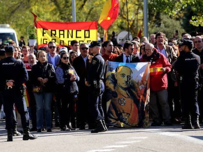 Un grupo de personas espera en Mingorrubio la llegada de los restos de Franco.