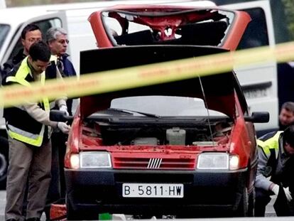 La policia examina el cotxe dels terroristes que van matar Gervilla el 20 de desembre del 2000.