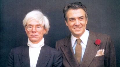 Andy Warhol con Fernando Vijande, en 1983, en la inauguración de la muestra del artista en Madrid.