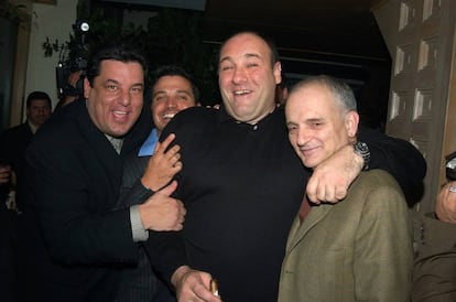 Steve Schirripa, James Gandolfini (intérpretes de 'Los Soprano') y David Chase, el creador de la serie, en 2002.