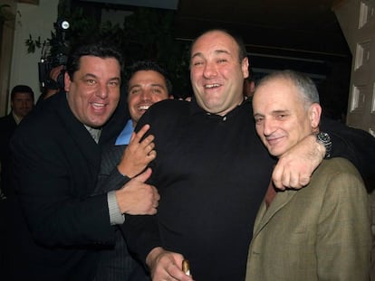 Steve Schirripa, James Gandolfini (intérpretes de 'Los Soprano') y David Chase, el creador de la serie, en 2002.