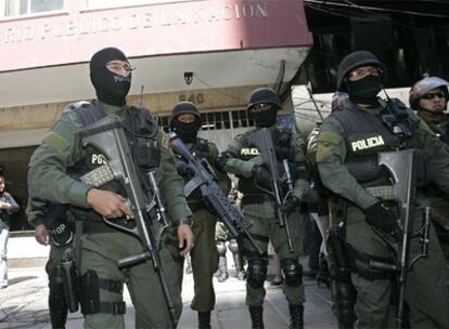 Miembros de la Policía boliviana que participaron en el traslado de los dos detenidos en Santa Cruz.