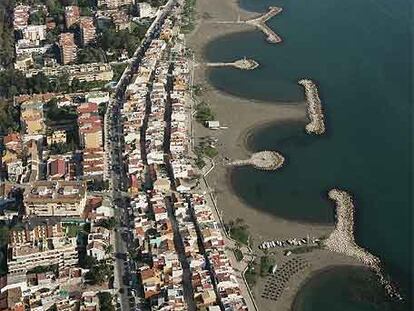 Costas derribará varias casas de pescadores y espigones en Málaga para proteger  la playa.