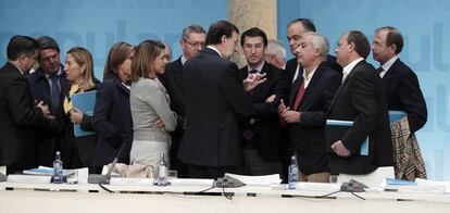 Feijóo, junto a otros dirigentes del PP en una reunión en Santiago en 2011.