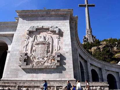 El enorme escudo franquista permanece en uno de los laterales del Valle de los Caídos.