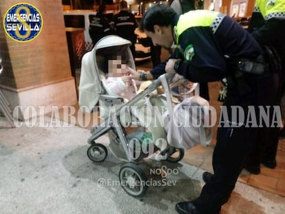 Policía local con la bebé de 14 meses en un bar de Sevilla.