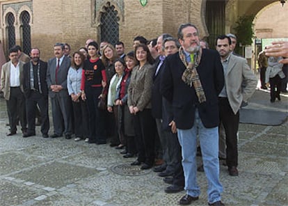 Candidatos de IU al Congreso, Senado y Parlamento andaluz posan ayer ante las cámaras en los jardines de La Buhaira de Sevilla.