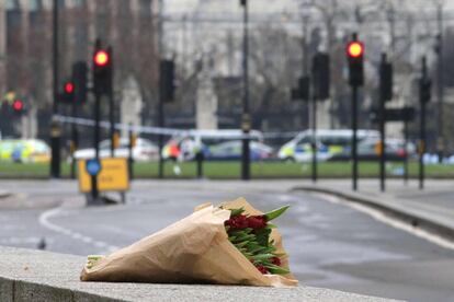 Siete personas han sido detenidas en el registro de seis direcciones en Londres, Birmingham y otros lugares del país no especificados en relación con el atentado terrorista en Westminster. En la imagen, ofrenda floral en la Abadía de Westminster en Londres, el 23 de marzo de 2017.