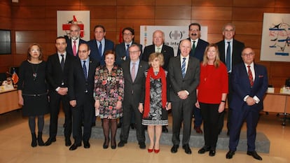 Foto de familia de la celebración del pleno del Consejo Interterritorial del Sistema Nacional de Salud presidido por la ministra de Sanidad, Consumo y Bienestar Social, María Luisa Carcedo (con pañuelo rojo, en el centro de la imagen).