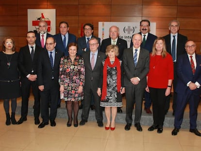 Foto de familia de la celebración del pleno del Consejo Interterritorial del Sistema Nacional de Salud presidido por la ministra de Sanidad, Consumo y Bienestar Social, María Luisa Carcedo (con pañuelo rojo, en el centro de la imagen).